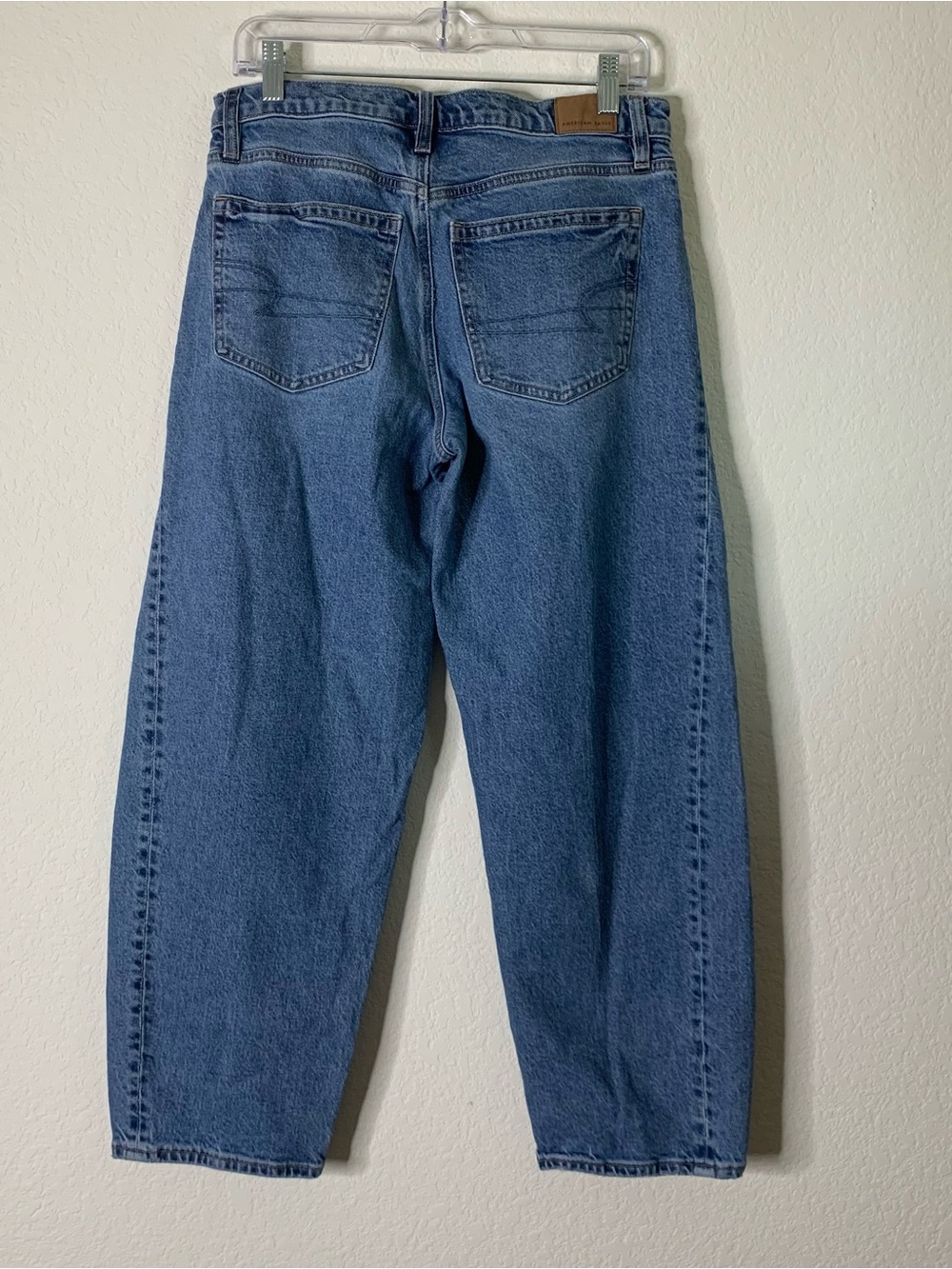 American Eagle women’s blue cotton barrel jeans 4 reg - Picture 4 of 9